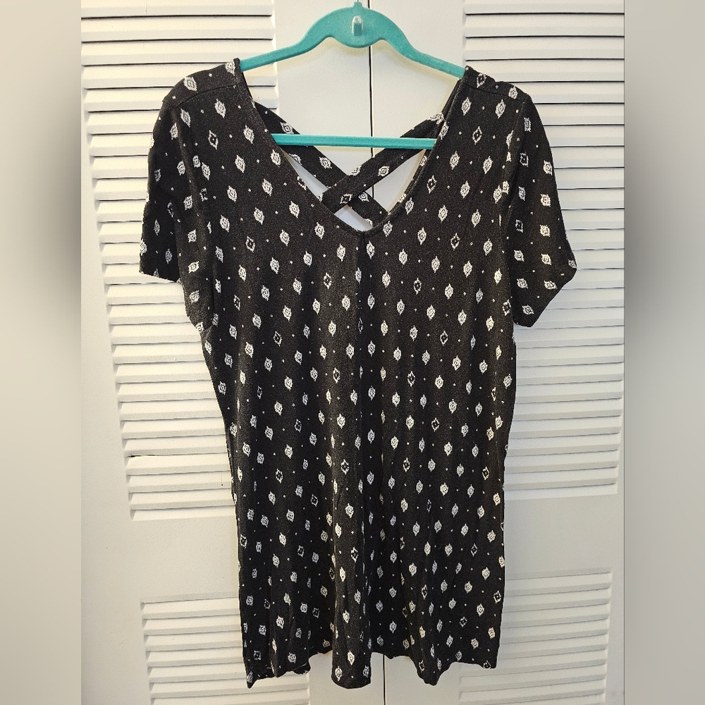 Torrid Black and White Top - Size 0X